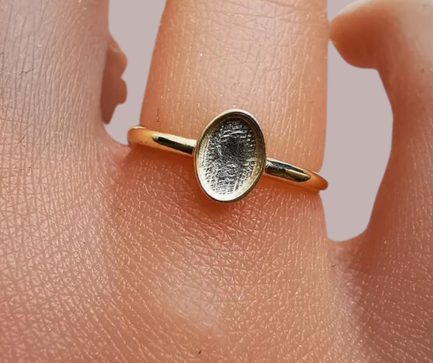 The simple oval ring solid gold